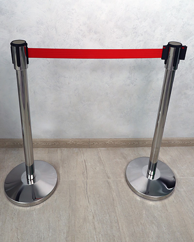 столбики с лентой