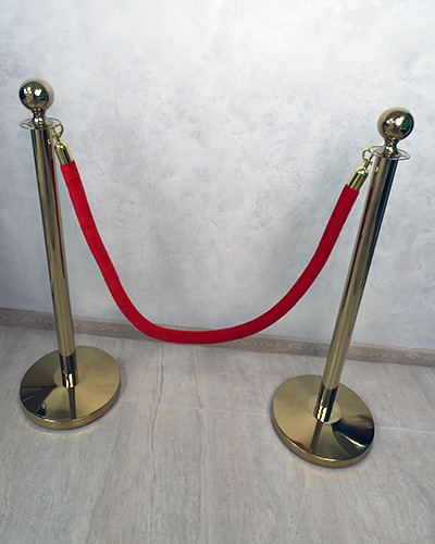 столбики с лентой