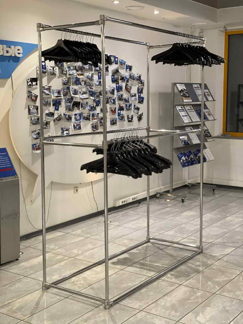 столбики с лентой