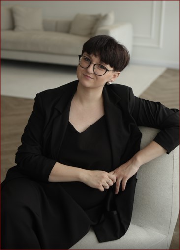 Елена Разенкова - графический дизайнер и арт-директор.